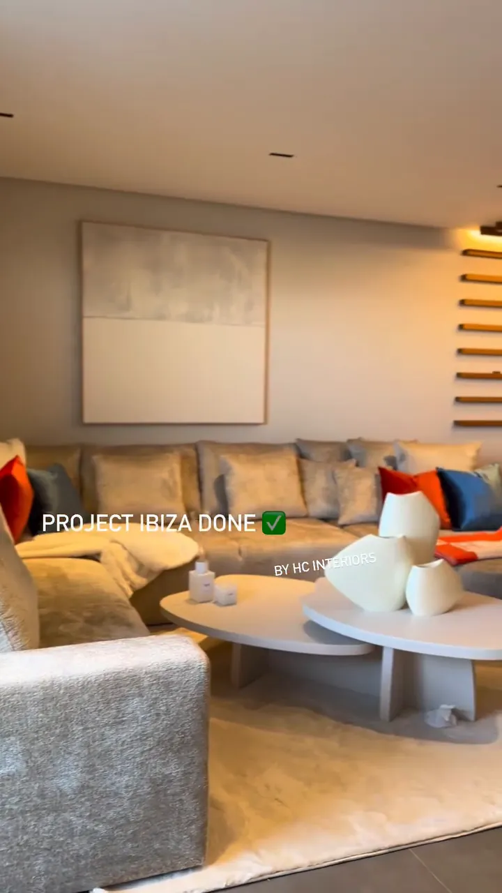 Zithoek met blauwe fauteuils op Ibiza