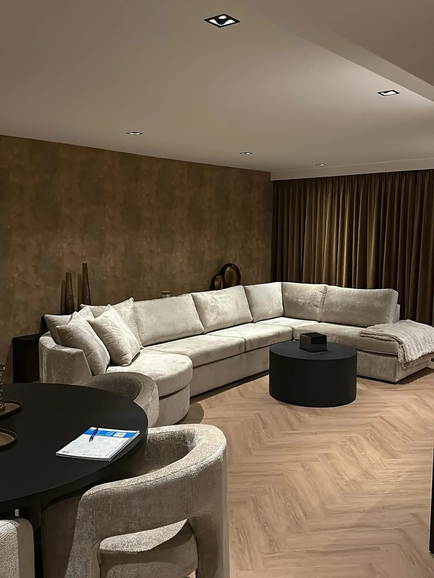 Woonkamer met maatwerk bank, ingericht door HC Interiors